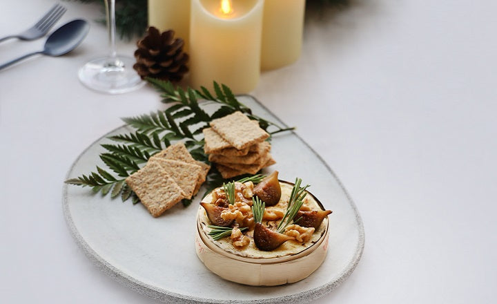 [Recipe] Baked Camembert Cheese With Walnuts, Figs And Chilli Pepper Oat Crackers >